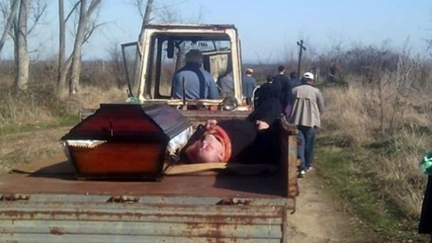 Un preot s-a îmbătat atât de tare, încât a adormit şi a fost cărat lângă sicriu la cimitir, pentru slujba de înmormântare