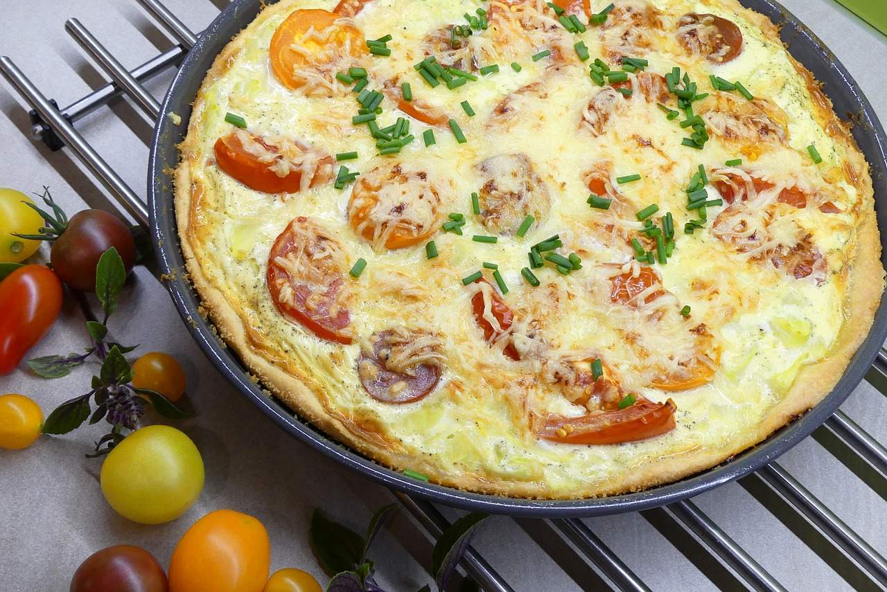 Cum preparăm o delicioasă și aspectuoasă pizza aperitiv cu brânzeturi și legume multicolore!