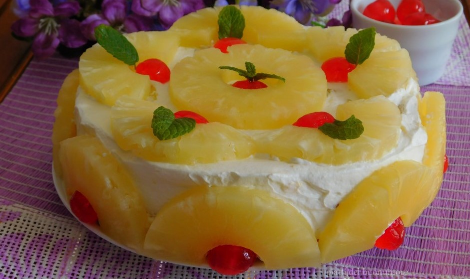 Tort de iaurt cu ananas, jeleu de ananas și cheesecake. Fără coacere, simplu si delicios!