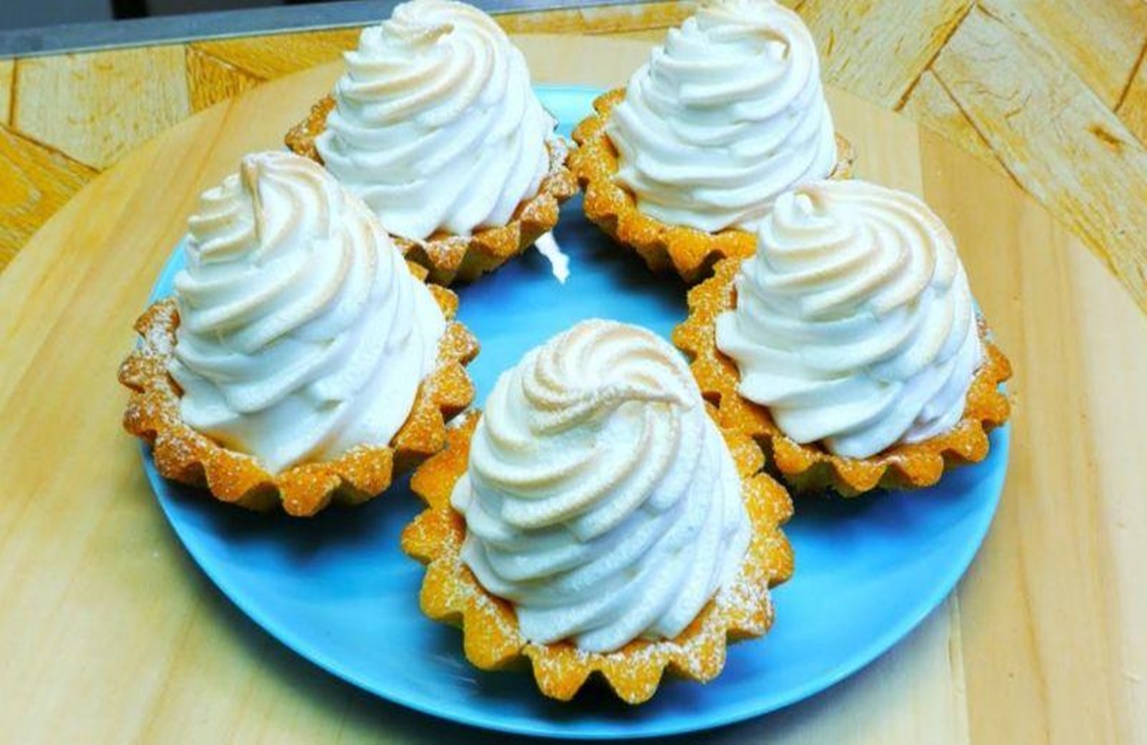 Coșulețe delicioase cu gem și bezea. Frumos și delicios. O rețetă minunată pentru o sărbatoare