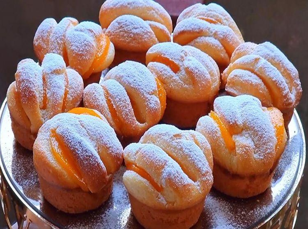 Briose moi si delicioase cu chefir si caise din conservă