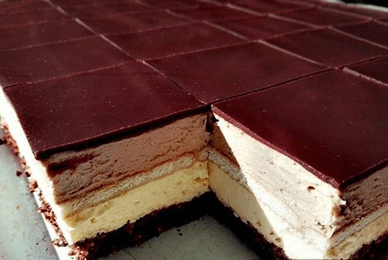 Prăjitură cu blat de nucă, caramel și glazură de ciocolată. Un desert delicios căruia nu-i poți rezista!
