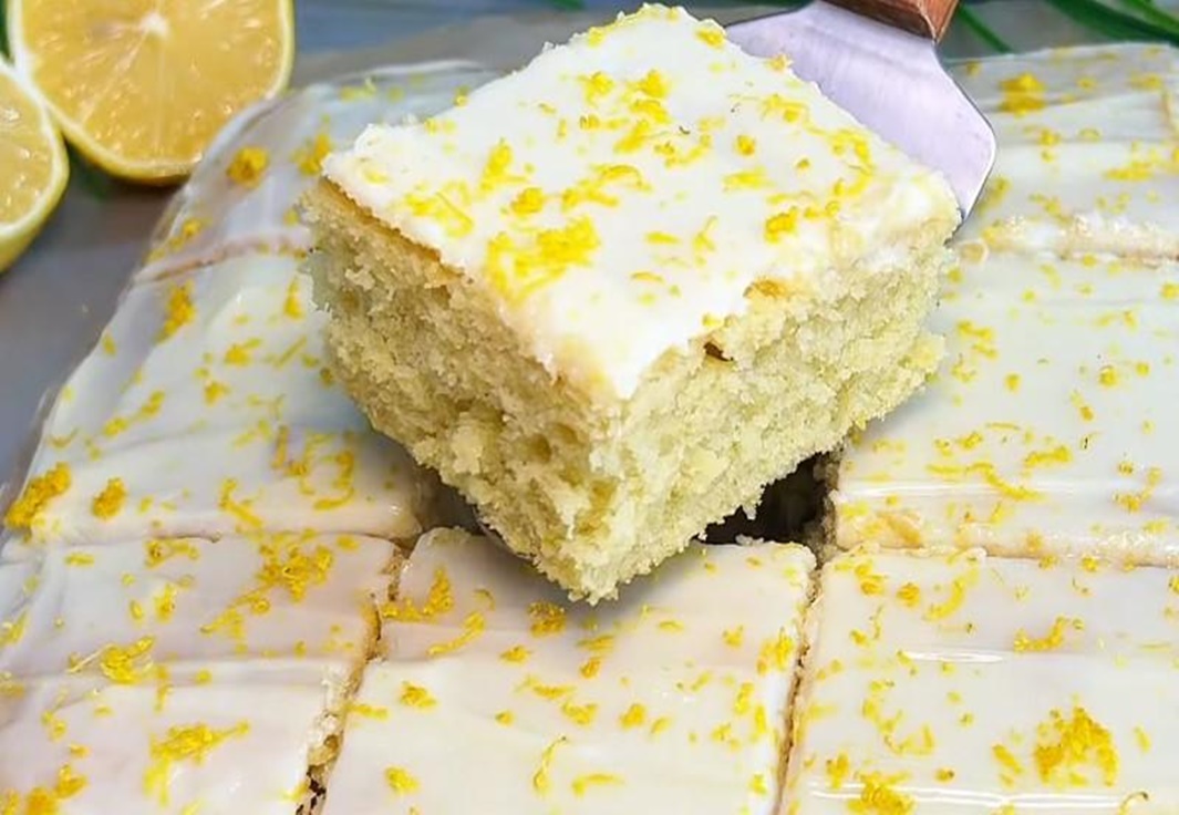 Plăcintă delicată cu lămâie și fondant. Textura sa delicată, gustul dulce-acrișor și aroma de citrice o fac o delicatesă binevenită pe orice masă