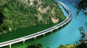 Pentru a nu distruge mediul şi pădurea, chinezii au construit un drum pe apă