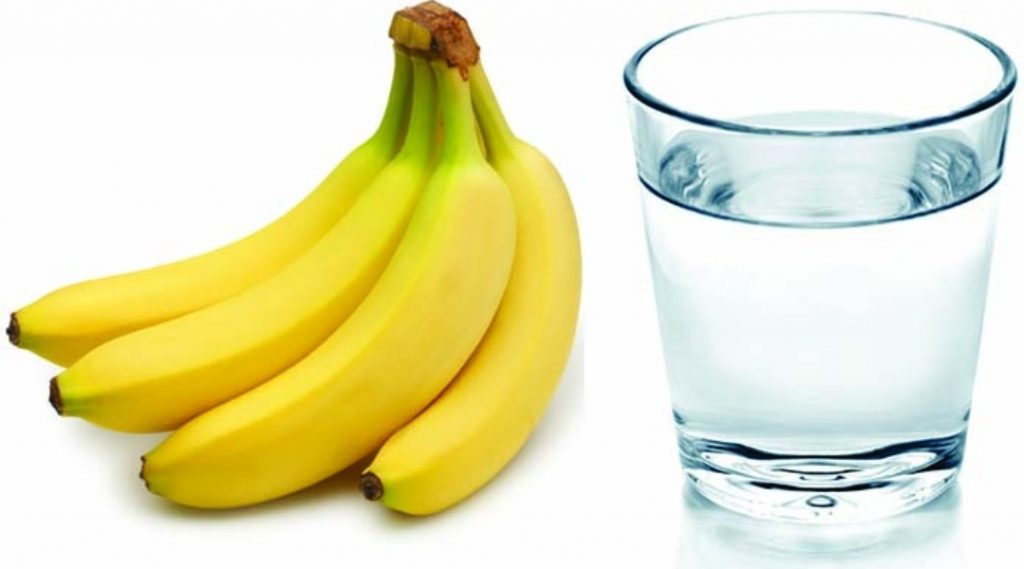Un pahar de apă caldă și o banană consumate dimineața fac minuni pentru sănătate și slabești până la 5 kilograme în doar 7 zile