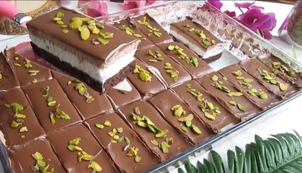 Prăjitură cu mascarpone, friscă, cremă catifelată de mascarpone si glazură pufosă de ciocolată. Pregătirea acestui desert este surprinzător de simplă, iar rezultatul îi va uimi pe toți cei care îl gustă