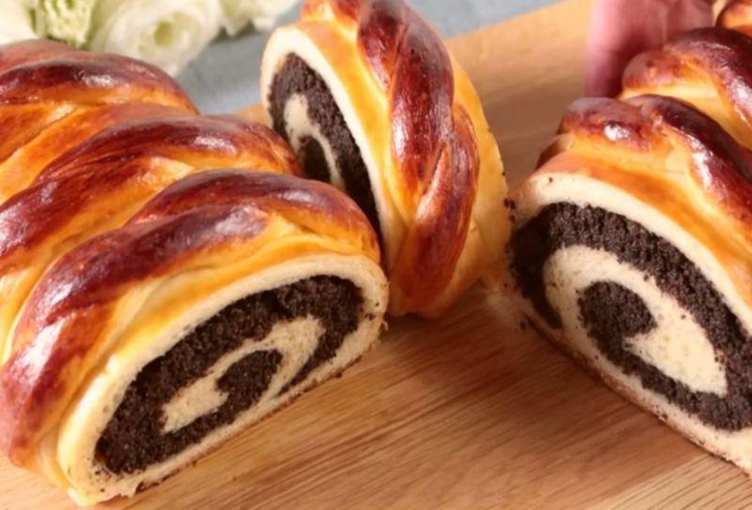 Ruladă impletită, o coptură delicioasă cu unt și umplutură de mac