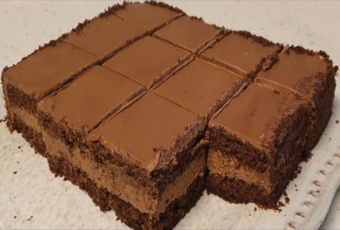 Iubești deserturile cu ciocolată? Nu necesită mult timp, muncă și bani prea multi.  Îți ofer o rețetă de tort delicios cu ciocolată, cu umplutură de ciocolată și lapte condensat