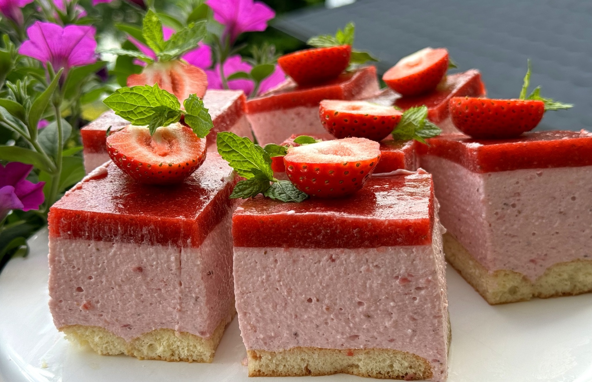 Desert cu mousse de căpșuni și iaurt, a ieșit fantastic… când se termină sezonul căpșunilor, inlocuim cu alte fructe (zmeură, afine, merișoare sau piersici), va fi și delicioasă…