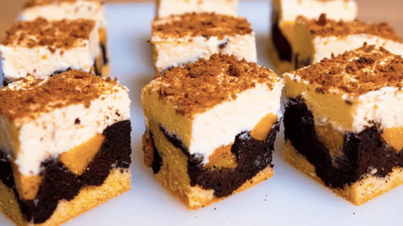 Plăcinta Paradis cu Piersici este o combinație de pandișpan delicat, un strat bogat de ciocolată, bucăți suculente de piersică și o umplutură delicată de cremă aromată