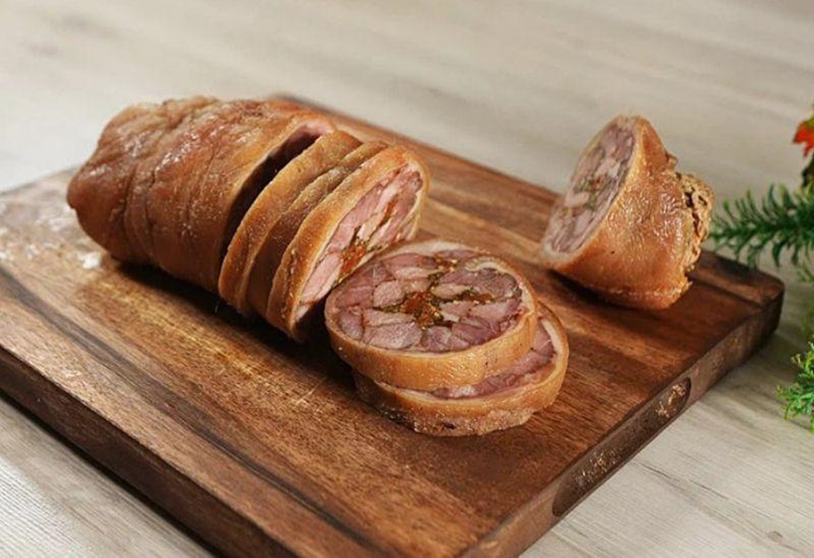 O ruladă din ciolan de porc, gustoasă, economică, foarte fragedă și suculentă, care ne-a uimit pe toți! O gătesc în loc de celebra toba