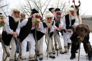 Obiceiuri şi tradiţii de Anul Nou: Pluguşorul, Capra, umblatul cu Ursul, Sorcova. Cele mai frumoase obiceiuri din ţara noastră