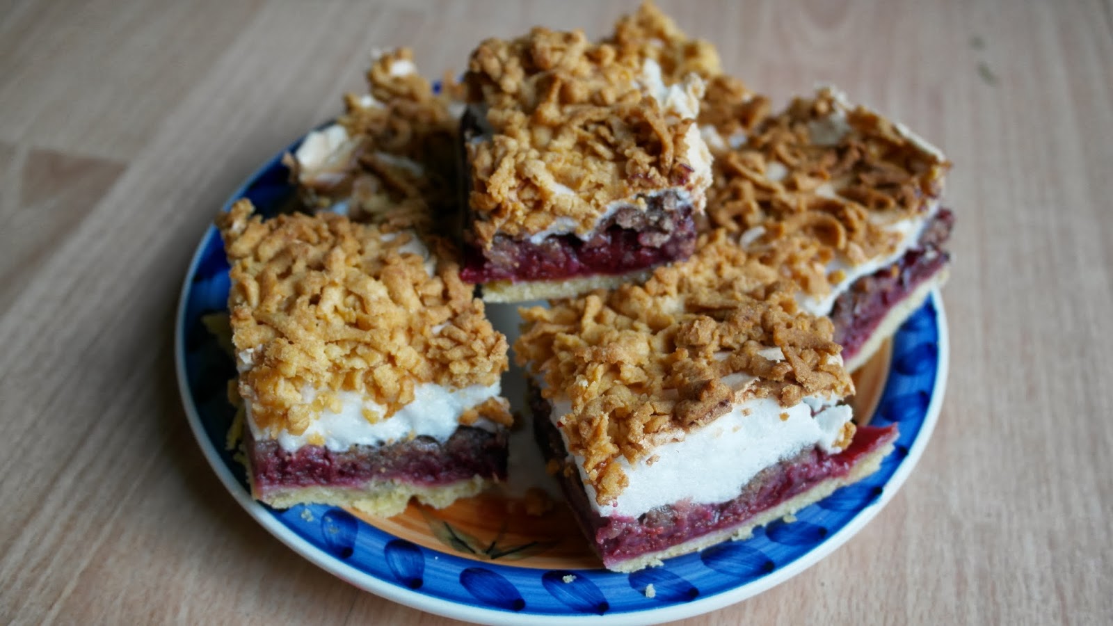 Crumble cu bezea de cocos și gem de vișine, simplu si delicios