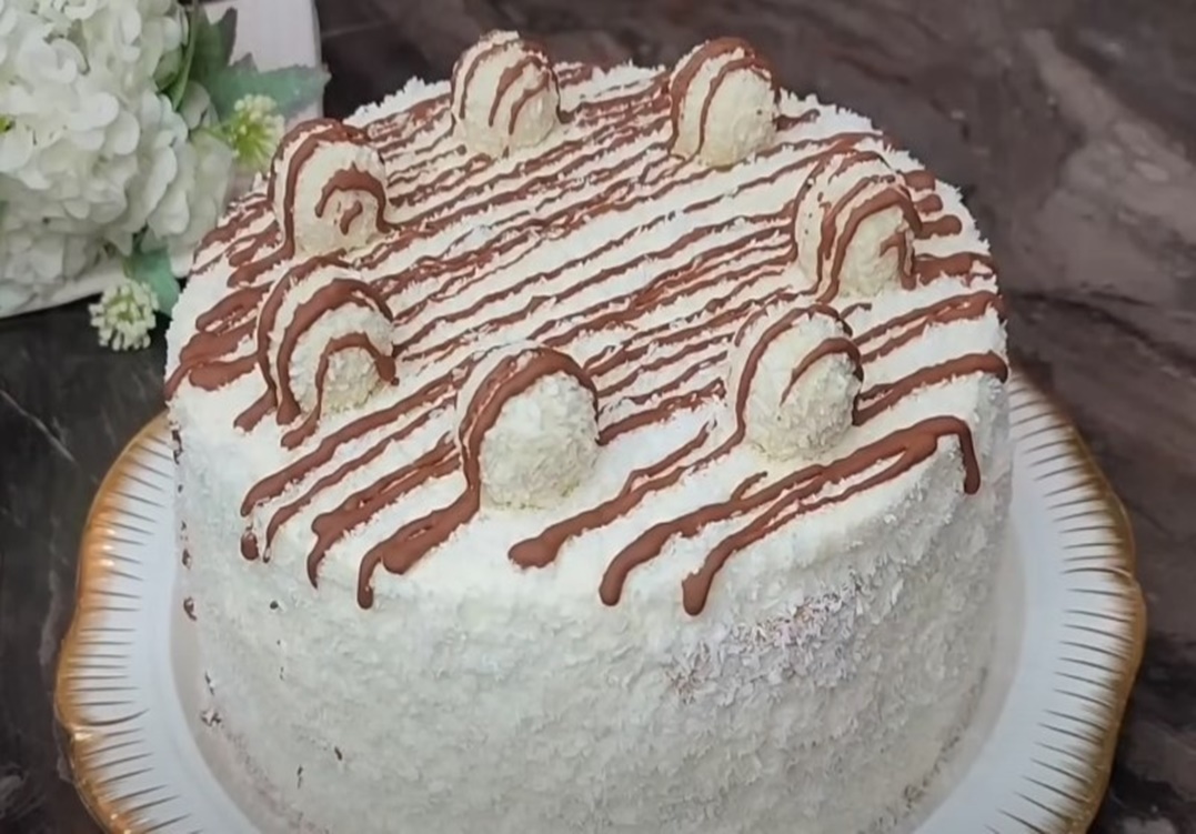 Tortul Raffaello este un desert rafinat care încântă nu doar ochiul, ci și gustul, combinând o aromă ușoară de cocos, cu delicate mase cremoase și note crocante