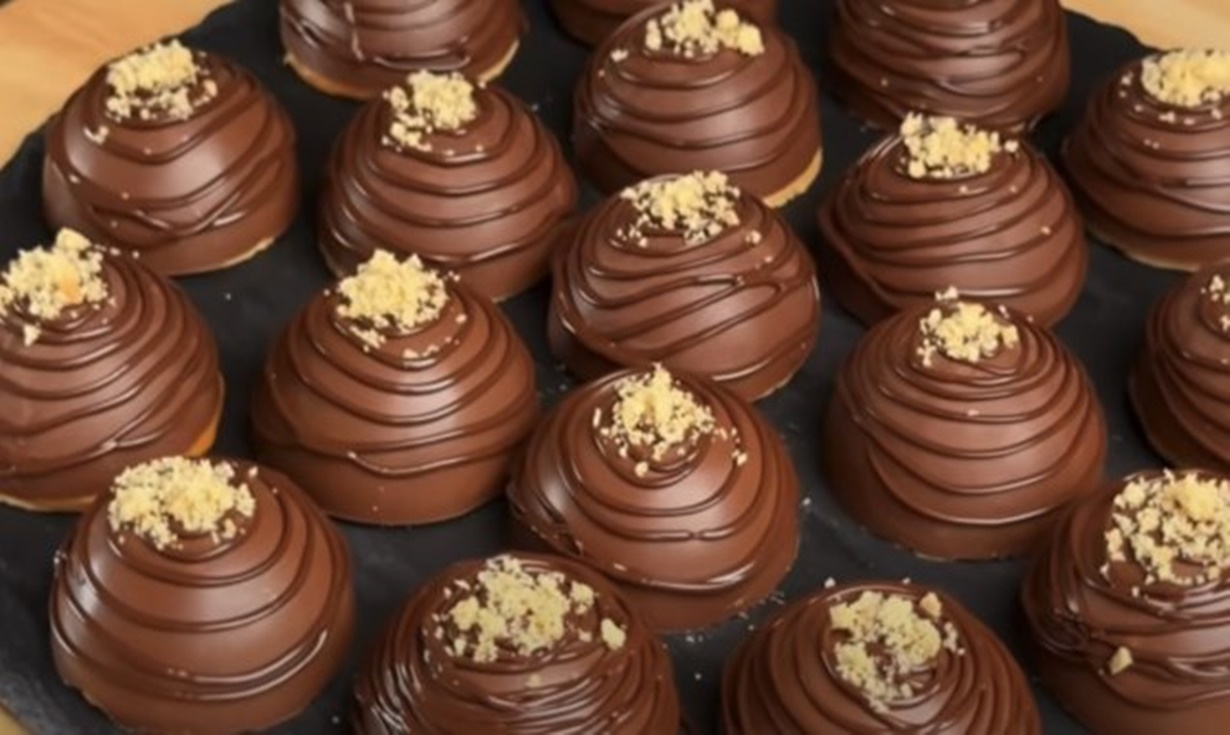 Emisfere de ciocolata delicioase cu crema de caramel, arahide si fursecuri