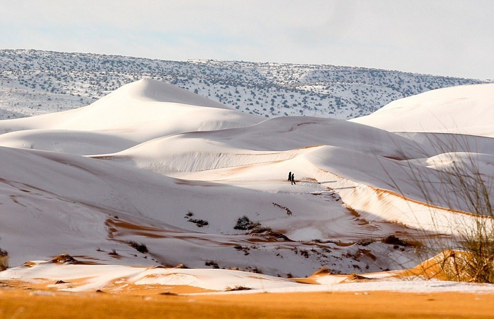 A nins în Deşertul Sahara, cel mai fierbinte loc de pe planetă! Imagini spectaculoase!