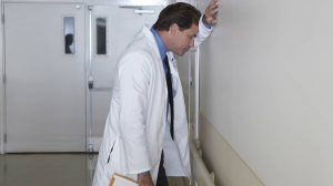 Un doctor intrase grăbit în spital, după ce fusese telefonat pentru o intervenţie chirurgicală urgentă