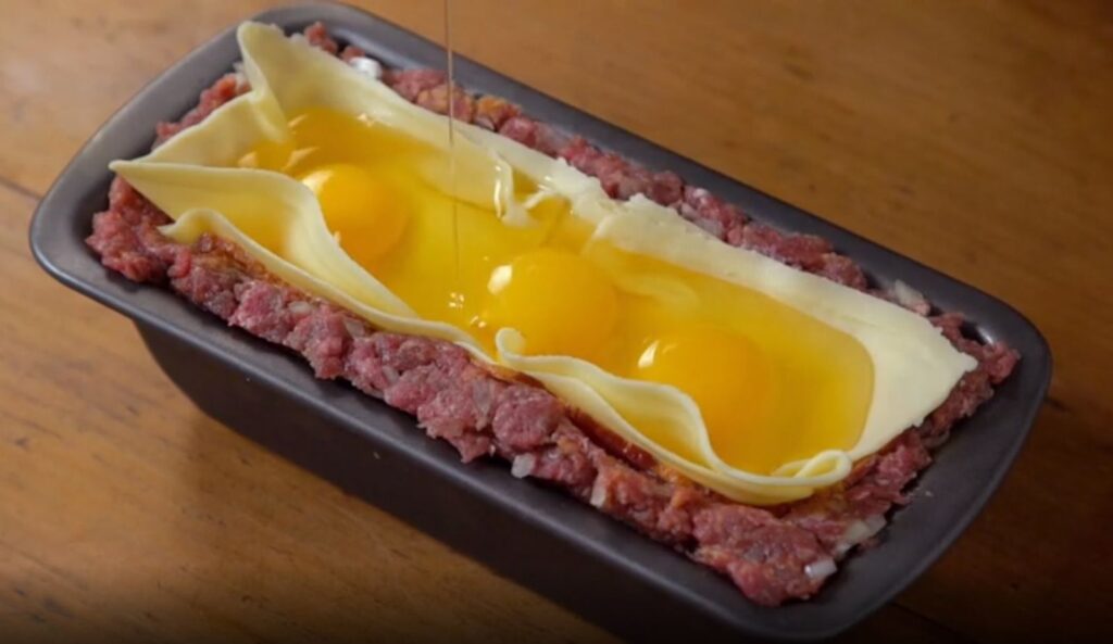 Rețeta clasică de ruladă a bunicii, capătă noi dimensiuni în această încercare cu carne tocată si cremă de branză, pe care o poți transforma într-o capodopera!