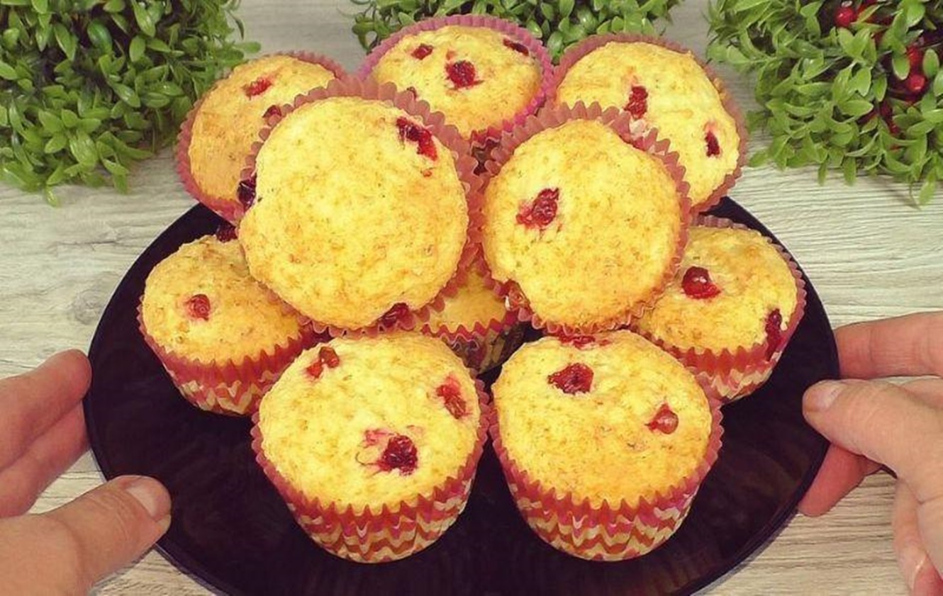 Briose delicioase cu cu diverse umpluturi: cu fructe de pădure, fructe uscate, ciocolată. Rețeta este foarte simplă și rapidă, iar rezultatul vă va mulțumi întotdeauna