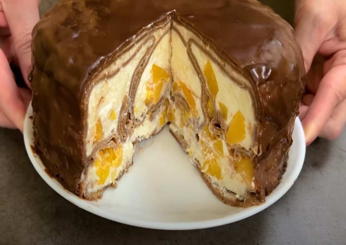 Tort de clătite cu ciocolată și piersici. O rețetă simplă, rapidă și incredibil de delicioasă, care va deveni o adevărată decorațiune a mesei festive