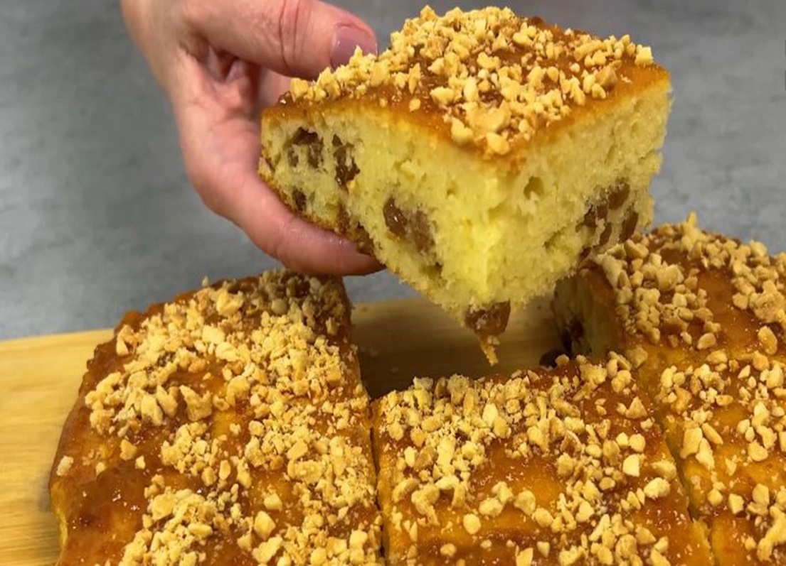 Am amestecat totul și am pus-o la cuptor. Plăcintă cu chefir. Iese fragedă, aerisită, pufoasă și foarte economică