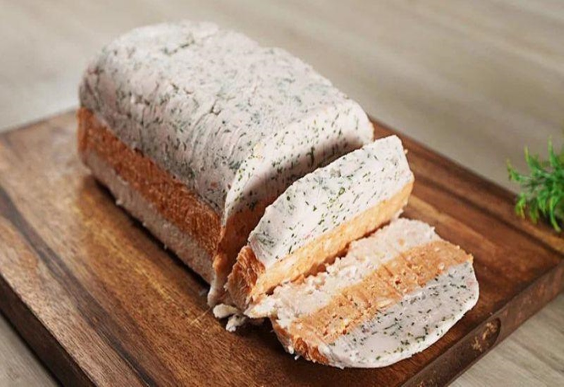 Iau cea mai ieftină slanină de porc cu ierburi, boia de ardei și usturoi. Trei straturi care se potrivesc perfect. N-am mâncat niciodată ceva mai gustos