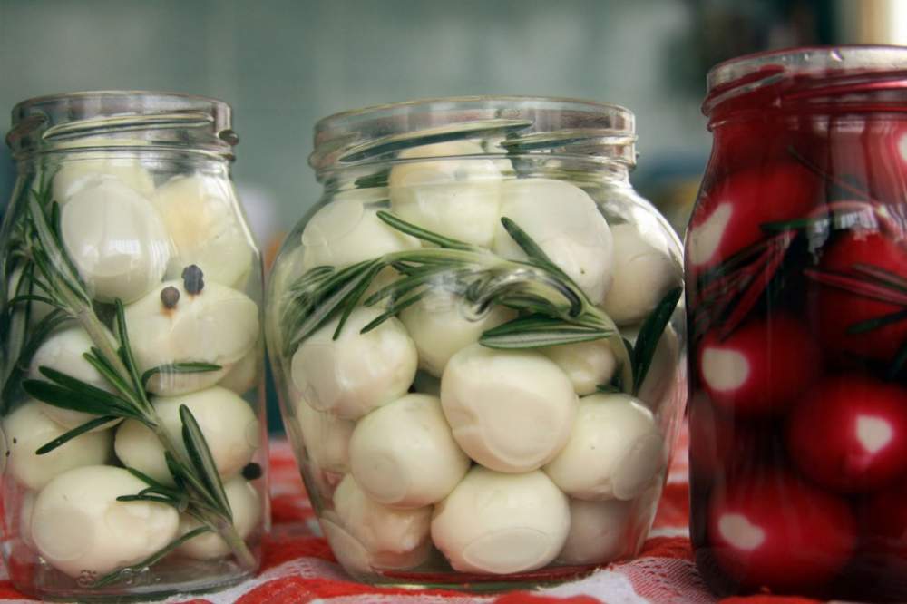 Prepară ouă murate cu sfecla. O reţetă delicioasă şi foarte simplă