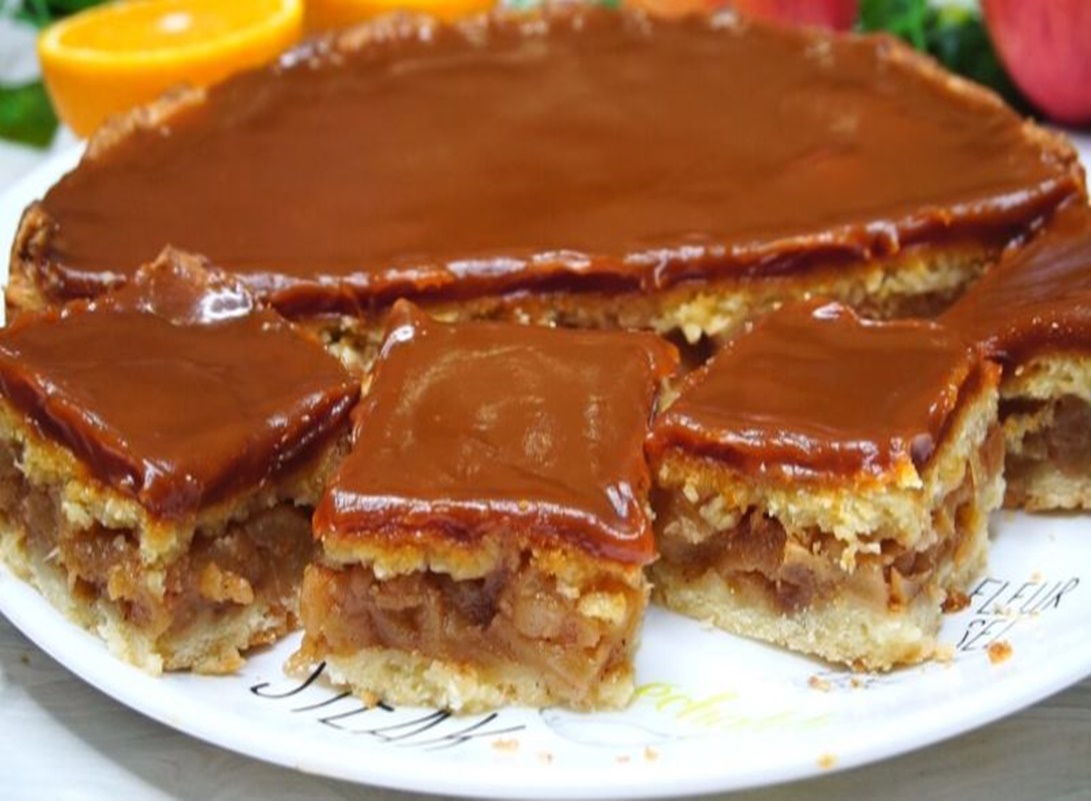 Plăcintă cu mere și caramel. E greu de exprimat în cuvinte cât de delicioasă este, trebuie să o gătești și să o guști. Acum, această este preferata mea!