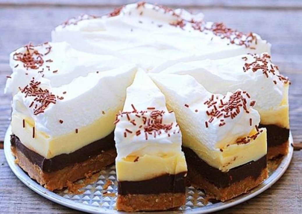 Tort Kinder in patru culori, cu bază crocantă de biscuiți și două straturi delicioase de cremă