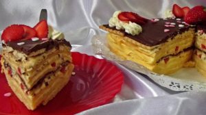 Tort de clătite cu căpşuni şi cremă de vanilie