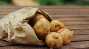 Cartofii au efect antioxidant, diuretic și de întinerire, mențin sănătatea inimii și controlează tensiune araterială. Ce beneficii au cartofii si cumsa ii consumi corect ?