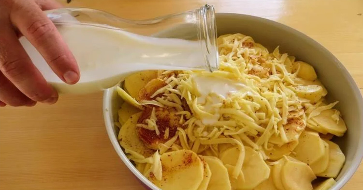 Doar turnați peste cartofi chefirul și dați-i la cuptor – urmăriți o rețetă cu secret!