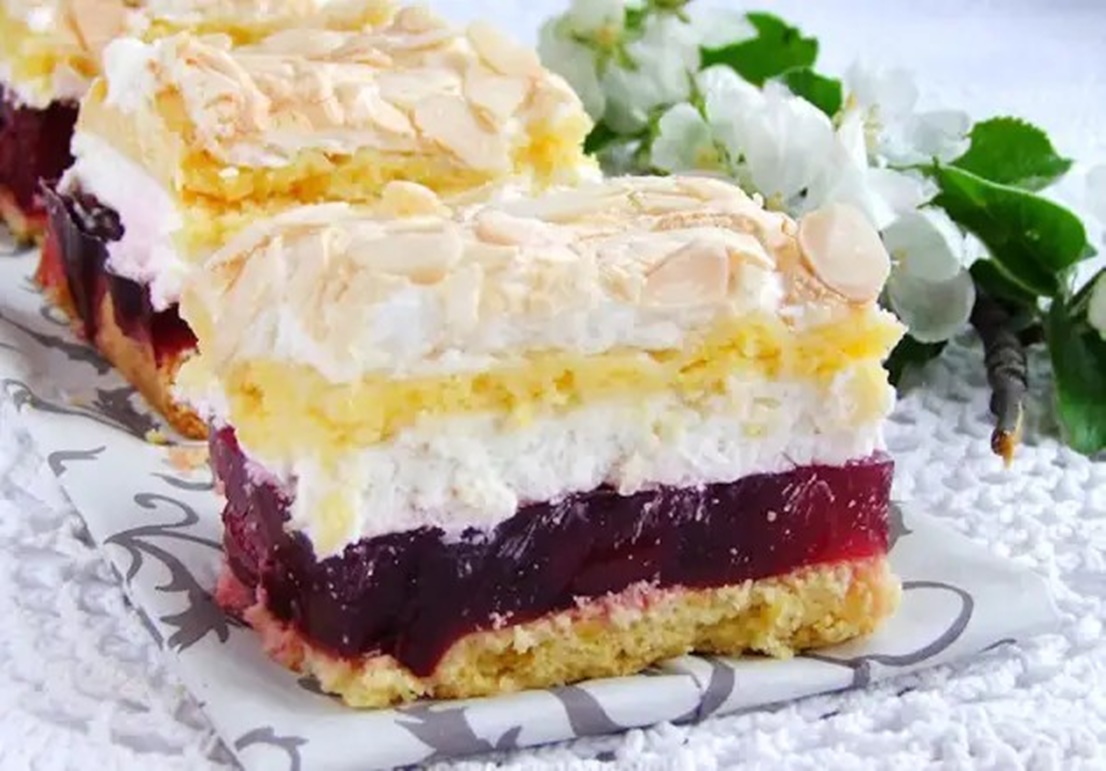 Bezea delicioasă, cirese, cremă de vanilie si fulgi de migdale. Rezultatul este o prăjitură minune, cremoasă si savuroasă