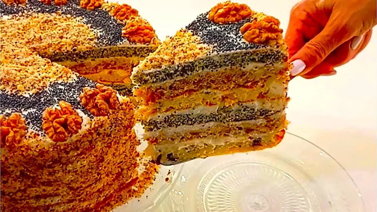 Această prăjitură este o adevărată mostră a copilăriei: prăjituri delicate cu nuci, semințe de mac și stafide, cremă parfumată și sirop ușor de miere Această prăjitură este o adevărată mostră a copilăriei: prăjituri delicate cu nuci, semințe de mac și stafide, cremă parfumată și sirop ușor de miere