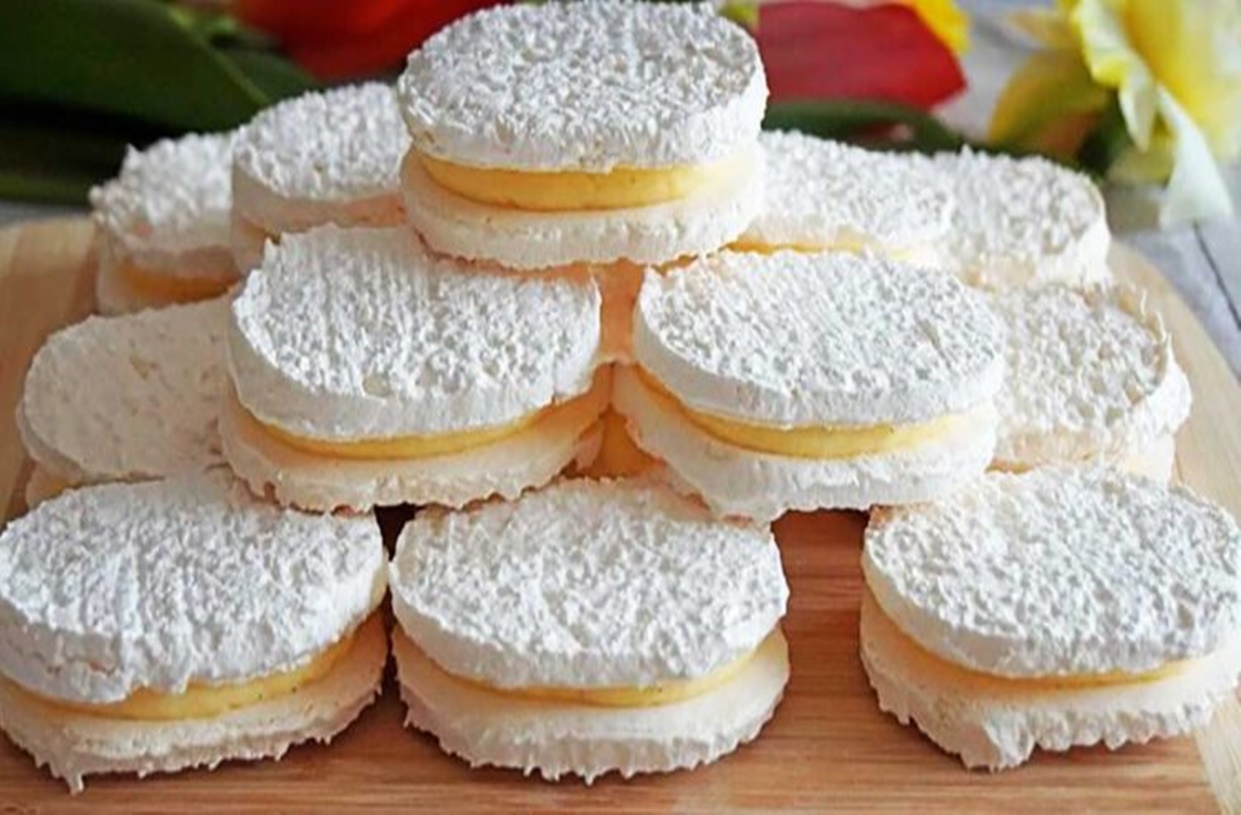 Dulciuri de lux, dar usor de facut pentru sarbatori in familie, din bezele de cocos umplute cu cremă de vanilie