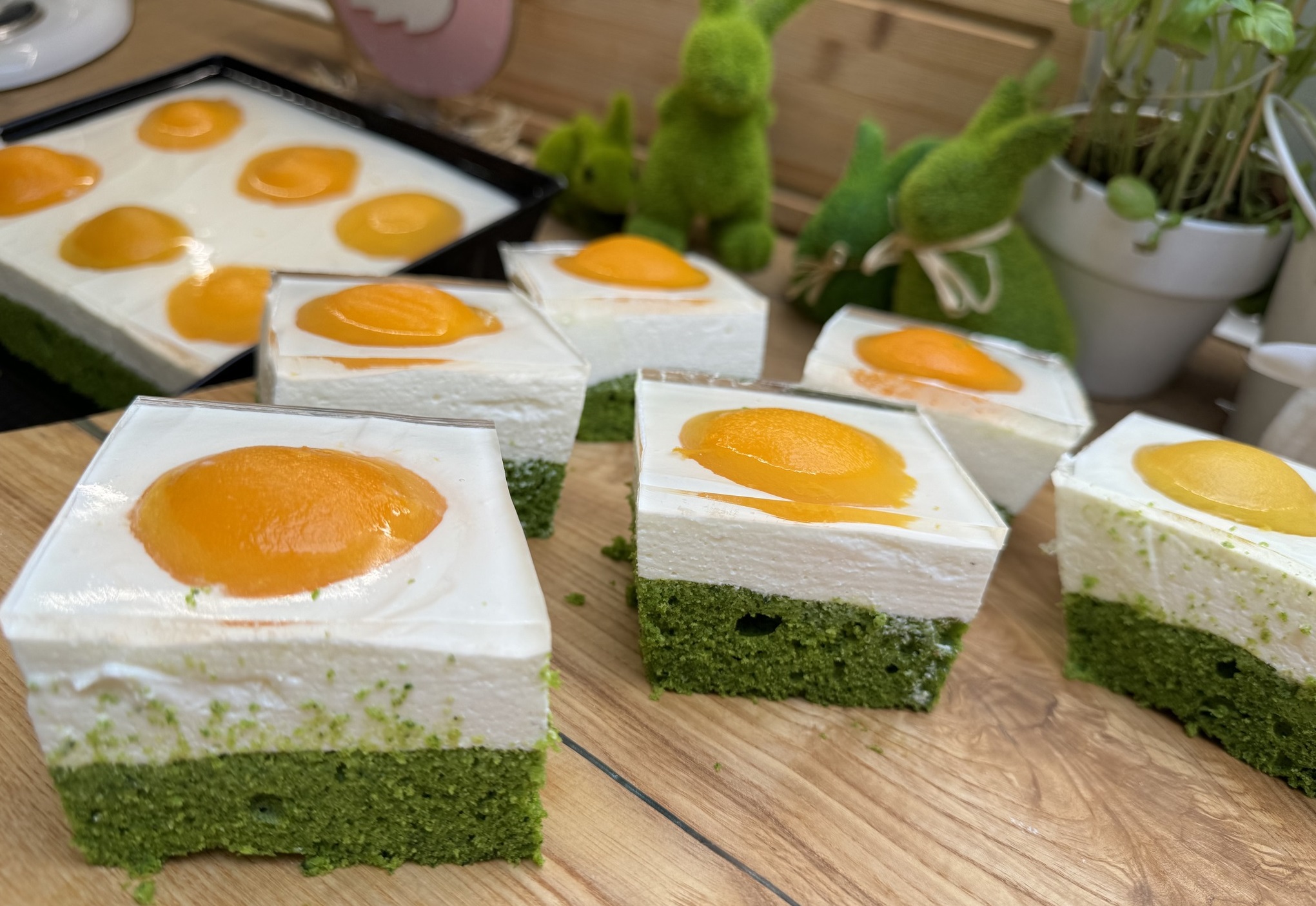 O prăjitură delicioasă, nu tocmai dulce, cu un pandișpan cu spanac și o jeleu transparent. Spectaculos prin gust si culoare, o altă versiune a popularului tort „Ou prăjit”