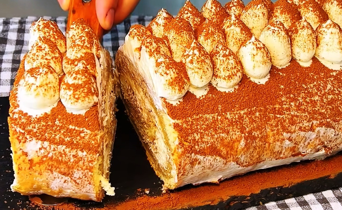 Mai delicios decât orice prăjitură! Rulou Tiramisu cu cafea – super rapid și ușor! Mai delicios decât orice prăjitură! Rulou Tiramisu cu cafea – super rapid și ușor!