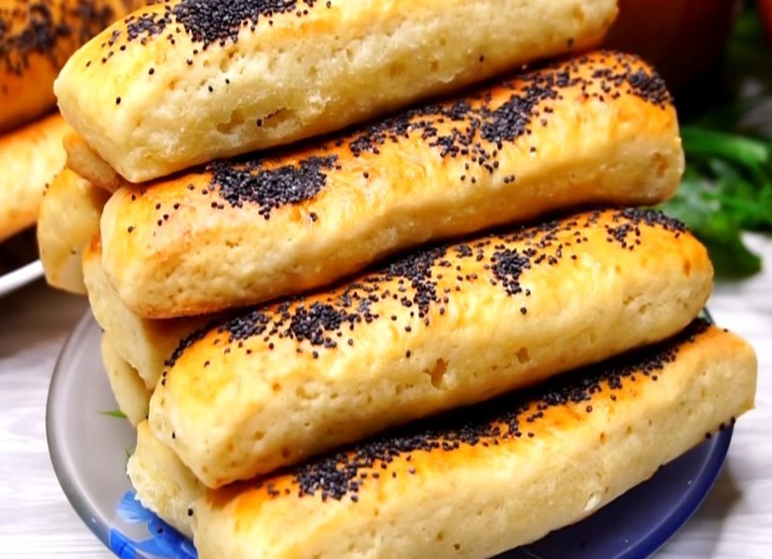 Batoanele luxuriante de brânză sunt atât de delicioase si fragede încât se mănâncă dintr-o dată. Destul de simple de preparat – încercați-le, cu siguranță vă vor plăcea!