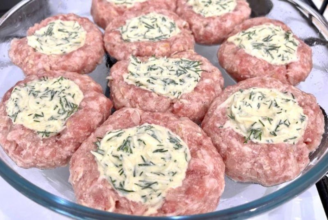 Cei dragi apreciază mult aceste „Cuiburi de brânză” cu o umplutură interesantă care face preparatul atractiv și apetisant