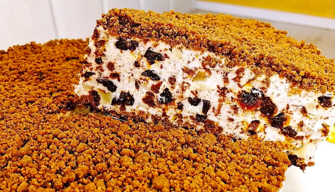 Un desert delicat, luminos și foarte aromat, care se prepară simplu, fără coacere. Combinația de smântână, ciocolată, prune uscate și nuci creează o adevărată delicatese