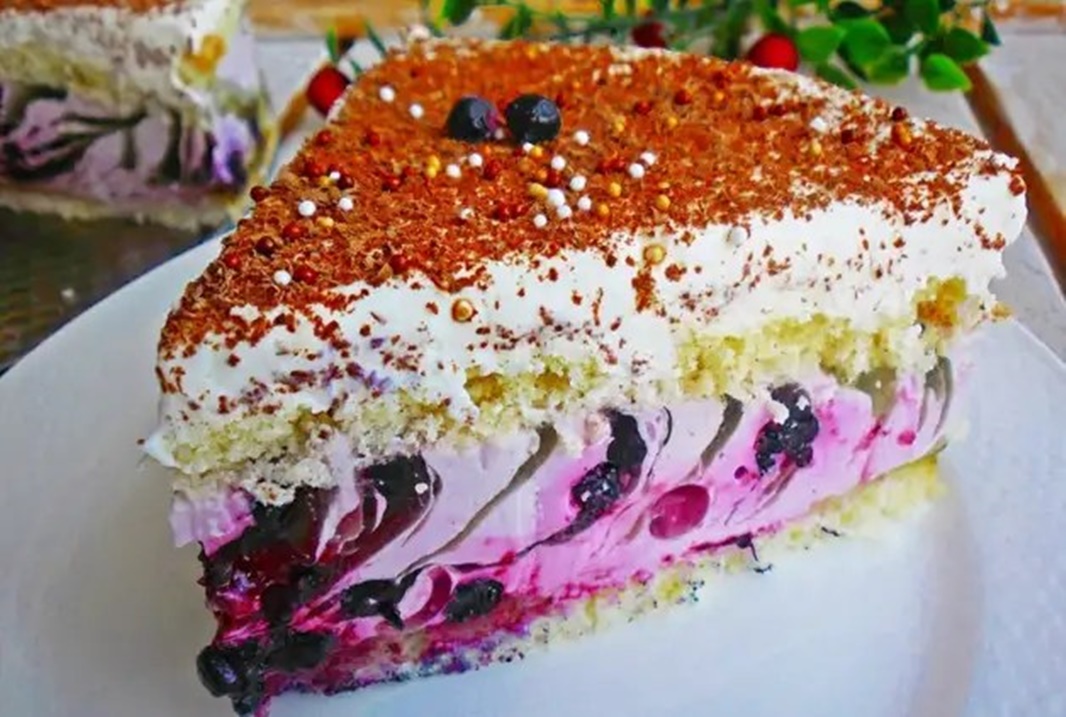 Un tort delicios, colorat spectaculos. Interior cremos și jeleu cu fructe de pădure ascunse între două blaturi de pandișpan. Frisca cu ciocolata rasa ii confera un plus de dulceata