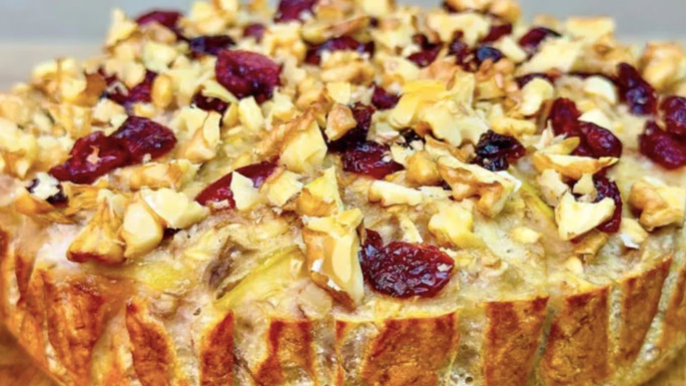 Tartă cu fulgi de ovăz, mere și banane și cu o dulceață naturală a fructelor – un desert cu conținut scăzut de calorii