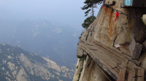 Acesta este cel mai periculos traseu din lume! Locul se numește “Calea morții” unde se estimează că aproximativ 100 de turiști mor în fiecare an