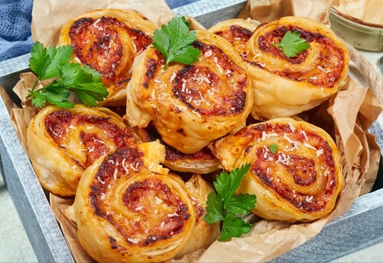 Melci deliciosi si fragezi de Pizza cu cremă de brânză si legume, un răsfăț rapid și plin de aromă