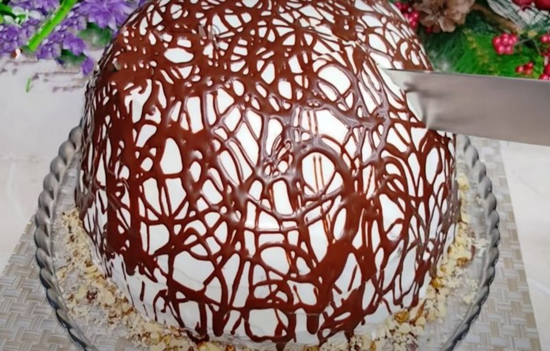 Prăjitura cu cremă de unt și ananas este o combinație de tandrețe, prospețime și o notă de exotism, bucățile de ananas adaugă un accent luminos și răcoritor