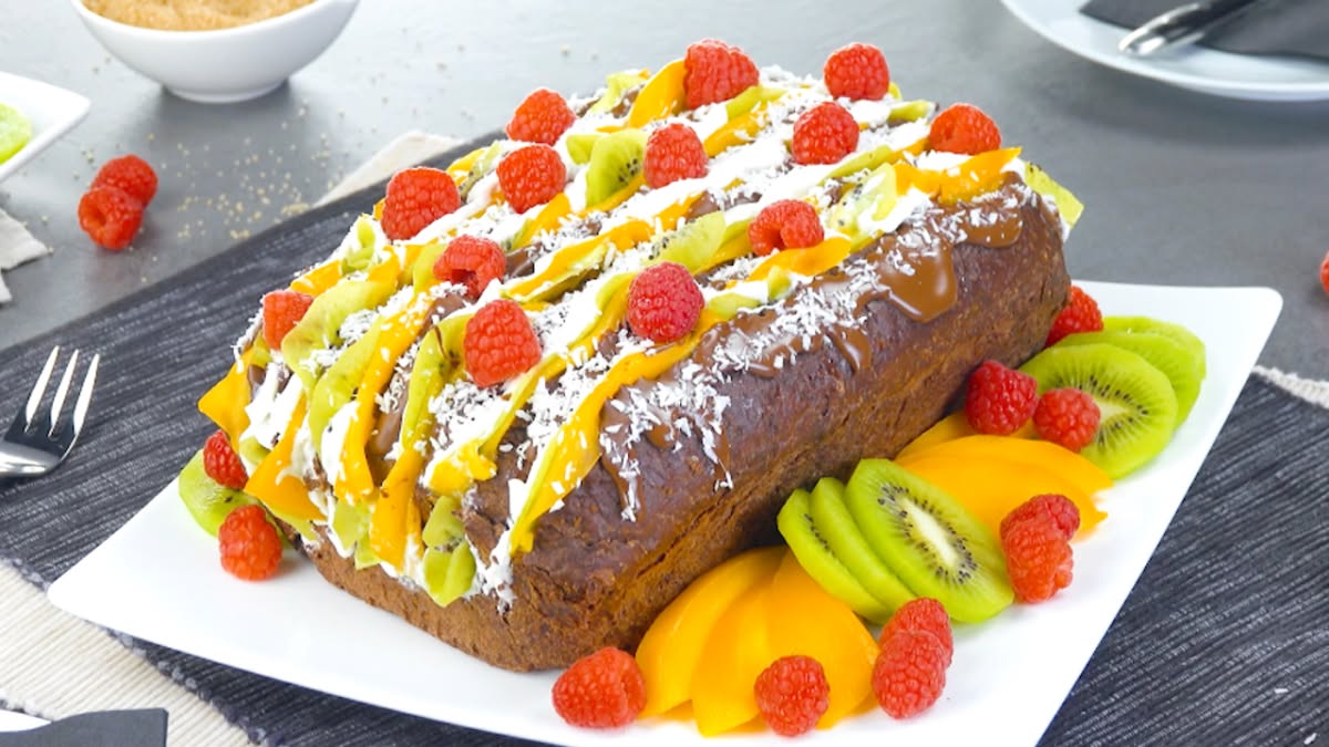 Chec delicios si inedit colorat cu ciocolata, cocos si fructe prospete, zmeura, ananas, kiwi si felii de mango