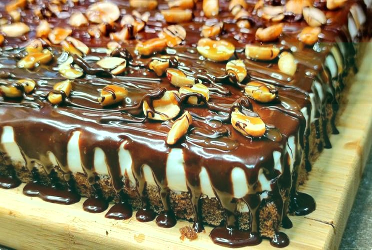 Puțini oameni cunosc această prăjitură Snickers care se topește în gură: o combinație incomparabilă de ingrediente într-o singură rețetă