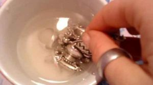 Pune un obiect din argint în apă și vezi ce se întâmplă… Nu o să-ți vină să crezi!