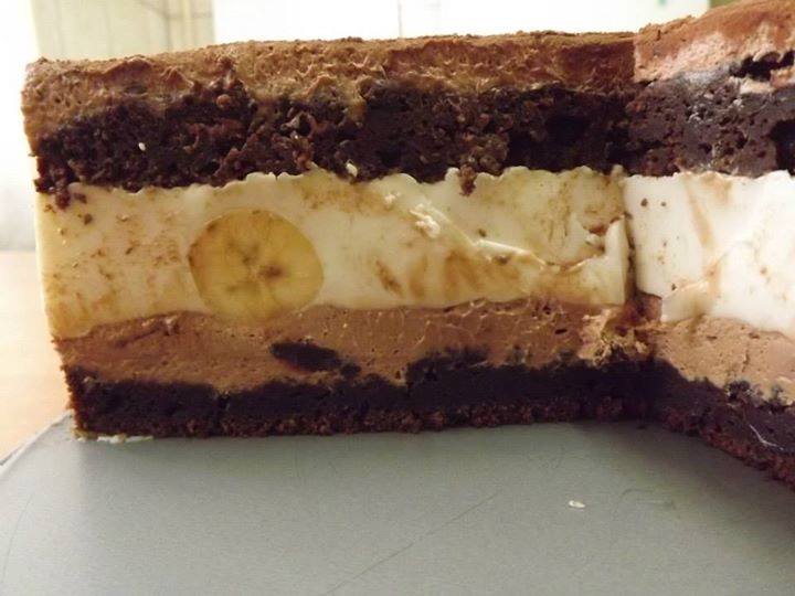 Prăjitura ideală, dacă nu ai timp mai mult ca să gătești! Îți doar 15 minute să faci un tort-ecler cu banane și glazură. FĂRĂ COACERE