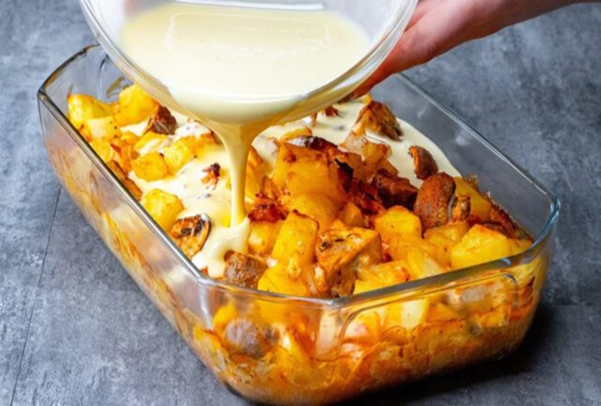 Rețetă pentru iubitorii de cartofi: o mâncare simplă și incredibil de gustoasă și rapidă. Cartofi copți cu ciuperci, bacon și brânză